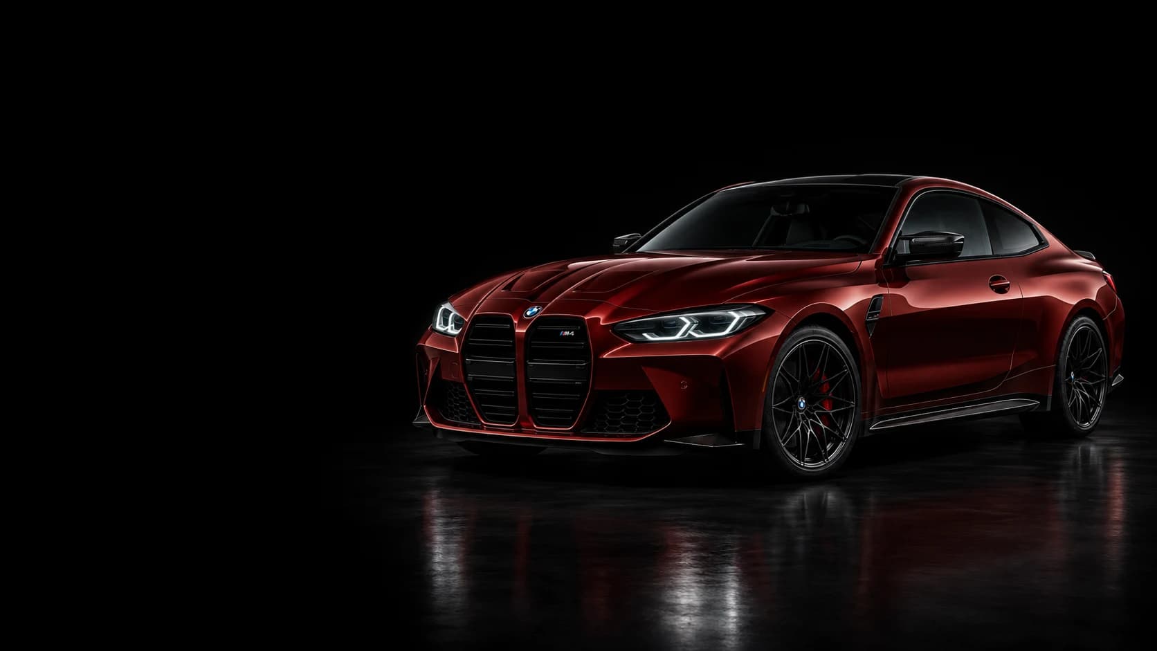 BMW M4 vermelho em estúdio escuro — imagem ilustrativa